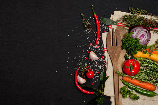 frische Zutaten für gesunde Küche auf schwarzer Steinschiefertafel, Draufsicht, Banner. Ernährung oder vegetarisches Ernährungskonzept - Foto, Bild