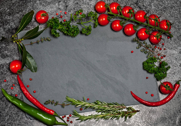 Ingredienti freschi per una cucina sana su lavagna in pietra nera, vista dall'alto, banner. Dieta o vegetariano concetto di cibo
 - Foto, immagini