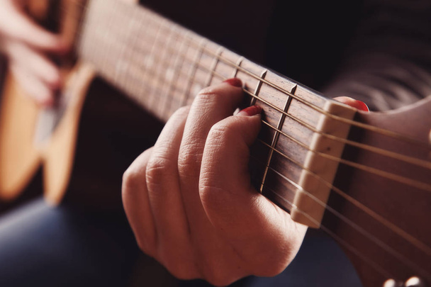 Gros plan sur les mains de femmes jouant de la guitare acoustique
 - Photo, image
