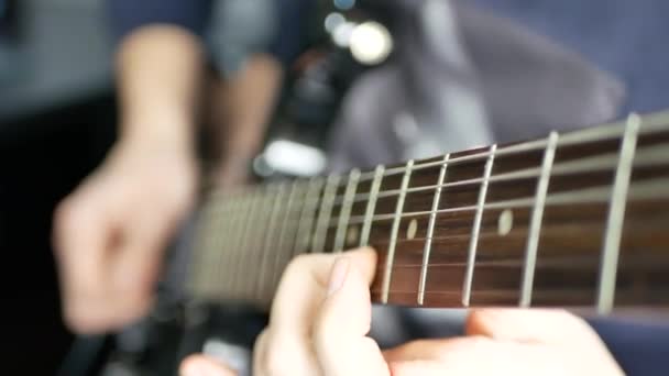 Homem guitarrista principal tocando guitarra elétrica
 - Filmagem, Vídeo