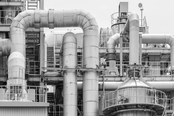 przemysłowe widok w ropy naftowej rafinerii roślina postaci przemysłu strefy - Zdjęcie, obraz