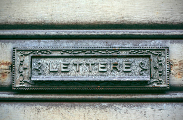 Old metallic letterbox in the door, Italy - Foto, Imagen