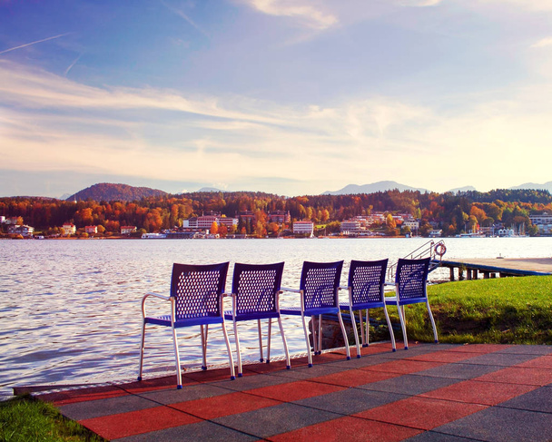湖畔に水の近く 5 青い椅子 - 写真・画像