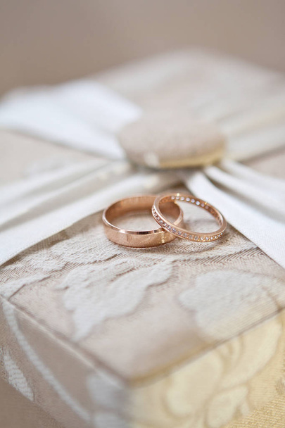 Dvě zlaté svatební prsteny béžové box se vzorky - Fotografie, Obrázek