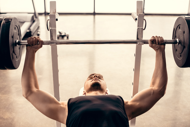 bonito muscular desportista levantamento barbell no ginásio
 - Foto, Imagem