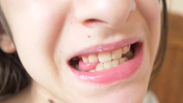 Το παιδί καθαρίζει τα δόντια του μπροστά από έναν καθρέφτη σε ανάλυση 4 k. κορίτσι έφηβος βουρτσίζει τα δόντια με ηλεκτρική οδοντόβουρτσα, γκρο πλαν, αργή κίνηση γυρίσματα - Πλάνα, βίντεο