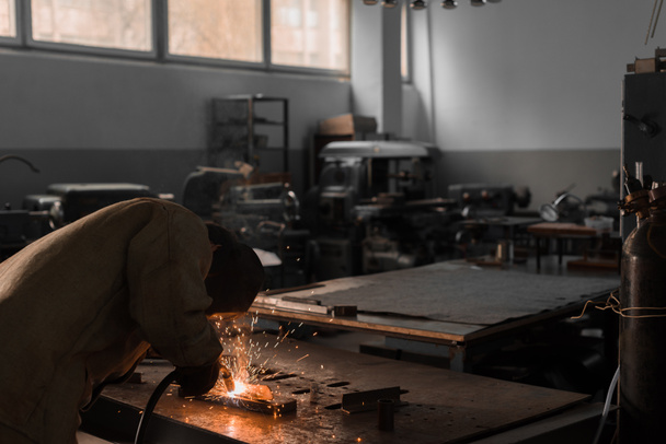 fabricação de metal de solda trabalhador com faíscas na fábrica
  - Foto, Imagem