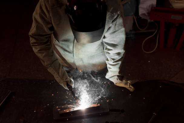 vista de ángulo alto del trabajador en metal de soldadura de máscara de protección en fábrica
  - Foto, imagen