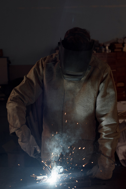 produkcji pracownik spawania metalu z iskry w fabryce  - Zdjęcie, obraz