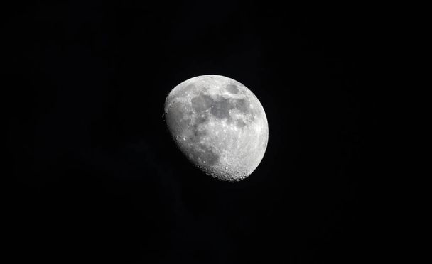 τριών τετάρτων φεγγάρι με μεγάλη λεπτομέρεια σε ένα μαύρο νυχτερινό ουρανό - Φωτογραφία, εικόνα