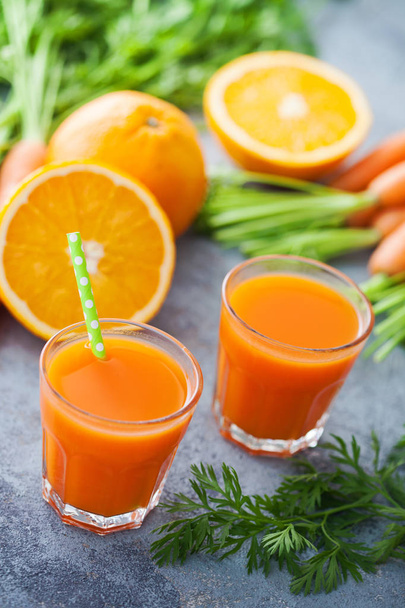 porkkana ja appelsiinimehu harmaalla pöydällä - ruoka ja juoma
 - Valokuva, kuva