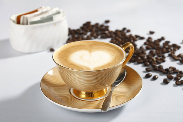 Primer plano de sabrosa porción de café colocado en la mesa
 - Foto, Imagen