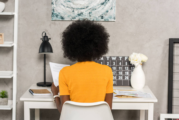 πίσω όψη του Αφρικανός Αμερικανός ελεύθερος επαγγελματίας στο χώρο εργασίας στο γραφείο στο σπίτι - Φωτογραφία, εικόνα