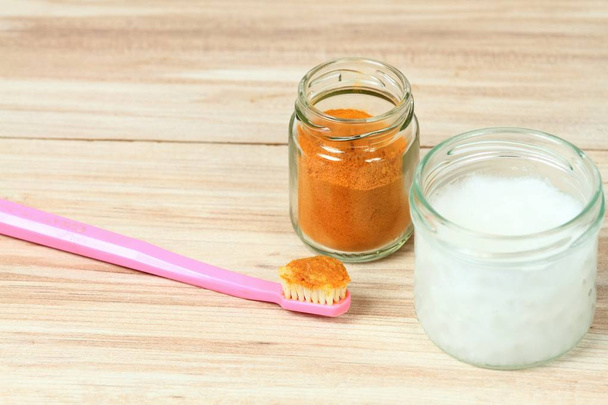 Alternativa pasta de dientes natural de curcuma
  - Foto, imagen
