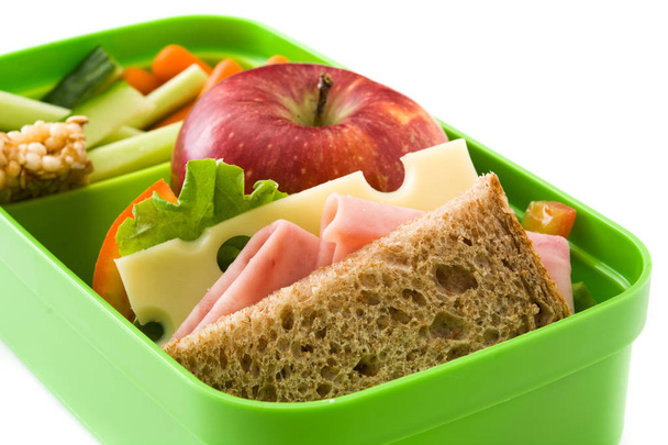 Gezonde school lunch: Sandwich, groenten, fruit en SAP geïsoleerd op witte achtergrond - Foto, afbeelding