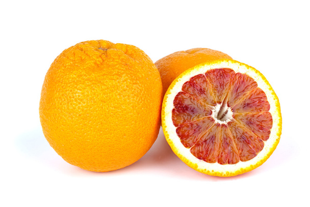 Naranjas y la mitad de pulpa roja
 - Foto, Imagen