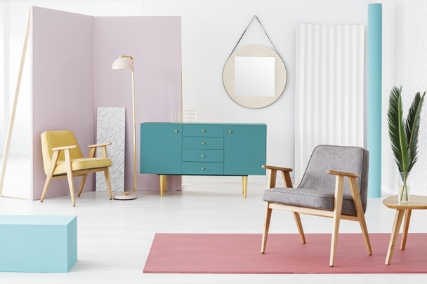 Retro tasarım öğeleri ile modern, yenilikçi oturma odası iç için yaratıcı, ahşap mobilya kompozisyon ve renk düzeni fikir - Fotoğraf, Görsel