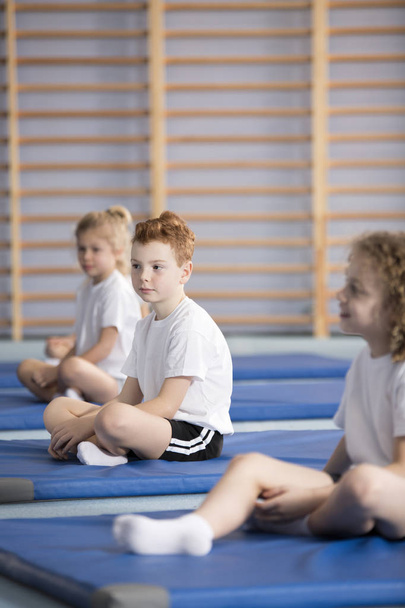 Side view of pupils in sportswear during training at the school gym - Φωτογραφία, εικόνα