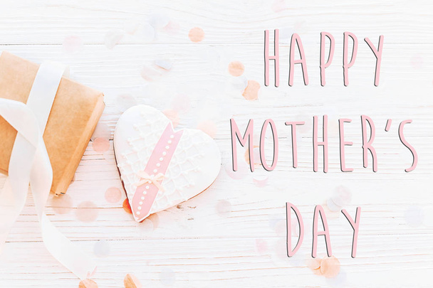 ευτυχισμένος μητέρες ημέρα κείμενο στην καρδιά ροζ cookie με το κιβώτιο δώρων σε άσπρο φόντο ρουστίκ ξύλινα - Φωτογραφία, εικόνα