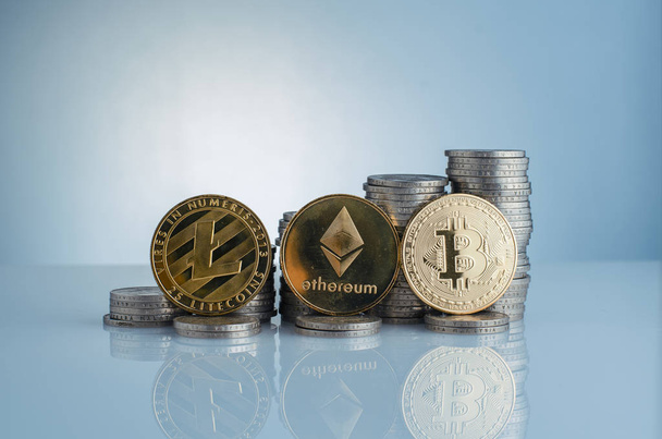 Konzeptbild für weltweite Kryptowährungen mit Bitcoin, Ethereum und Litecoins - Foto, Bild