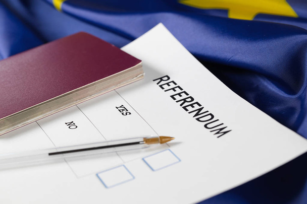 Palavra SIM em foco em um boletim de voto referendo da UE.Fechar
 - Foto, Imagem