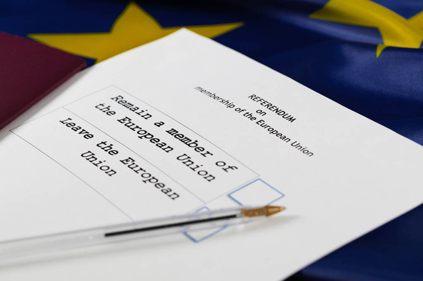 Papel de votación del referéndum de la UE, bolígrafo negro y pasaporte sobre la mesa. Primer plano.
 - Foto, Imagen