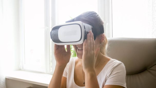 Retrato de cerca de una joven sonriente con auriculares de realidad virtual
 - Foto, imagen