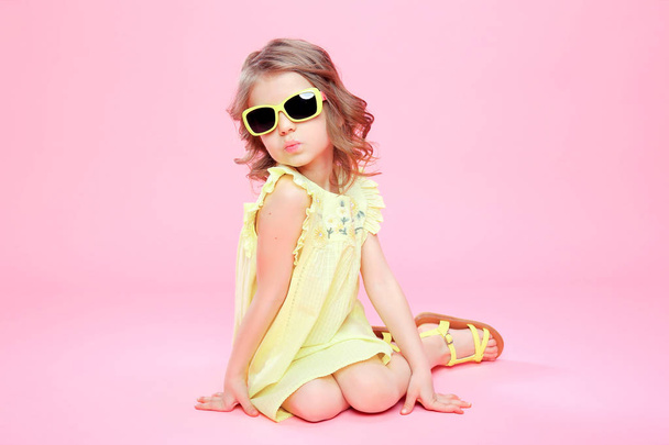 Girl in yellow dress and sunglasses - Foto, afbeelding