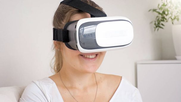 Portrait rapproché d'une jeune femme portant un casque de réalité virtuelle à la maison
 - Photo, image