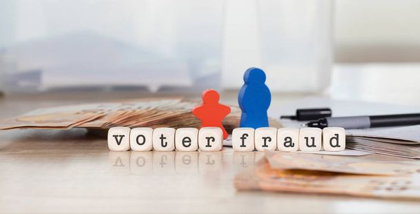 Wort Wählerbetrug aus Holzbuchstaben. Nahaufnahme - Foto, Bild