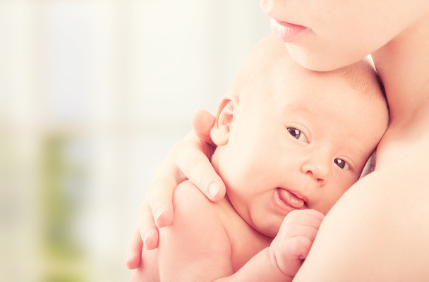 новонароджена дитина на руках матері
 - Фото, зображення