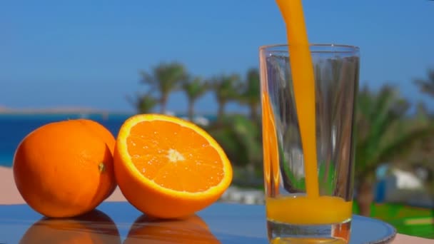 Zumo de naranja vertido en un vaso
 - Metraje, vídeo