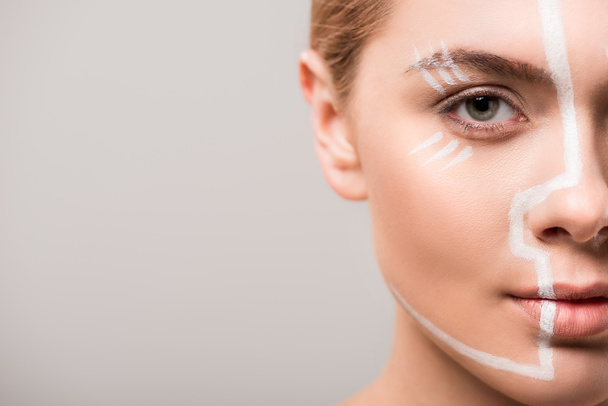 imagem cortada de mulher atraente com linhas brancas no rosto isolado em cinza
 - Foto, Imagem