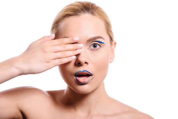 όμορφη γυναίκα με χρωματιστά μακιγιάζ με γραμμές που καλύπτει το μάτι που απομονώνονται σε λευκό - Φωτογραφία, εικόνα