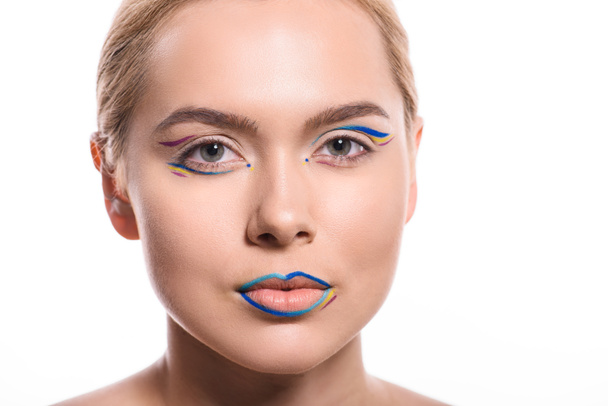 headshot de belle femme avec maquillage coloré avec des lignes isolées sur blanc
 - Photo, image