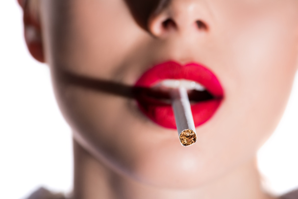обрезанное изображение женщины, курящей с сигаретой на переднем плане, изолированное на белом
 - Фото, изображение