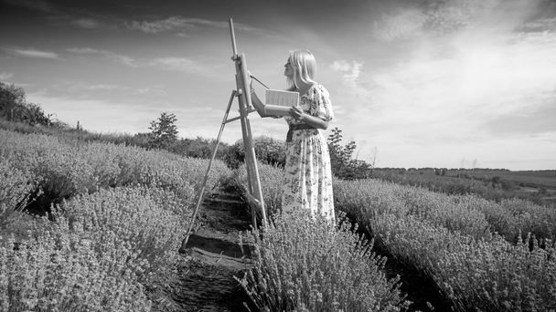 Imagen en blanco y negro de mujer joven en vestido largo pintura cuadro de campo
 - Foto, Imagen