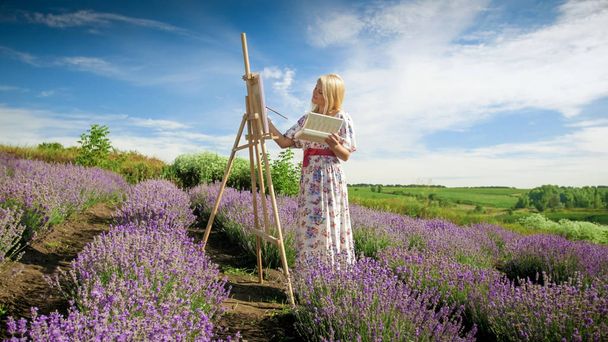 Belle jeune femme en robe longue peinture photo de champ de lavande en Provence
 - Photo, image