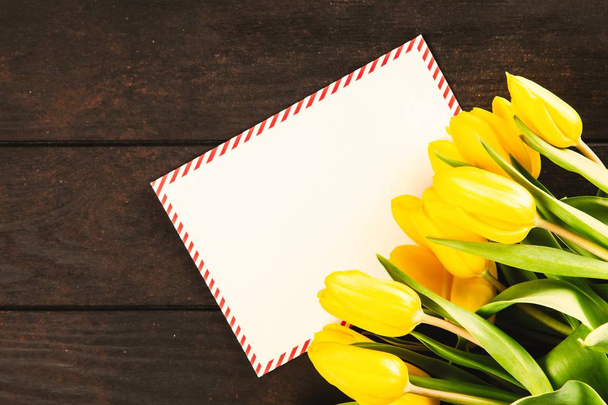 tulipas amarelas em fundo de madeira
 - Foto, Imagem