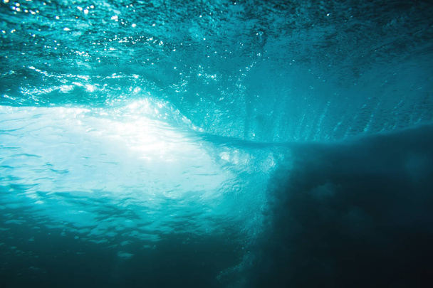 Підводний вид на блакитну океанську воду
 - Фото, зображення