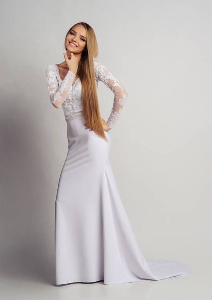 mariée aux cheveux longs en robe de mariée, fond blanc
 - Photo, image