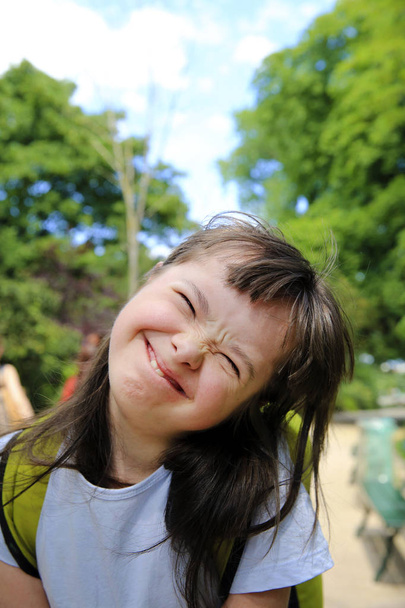 Ritratto di bambina sorridente nel parco - Foto, immagini
