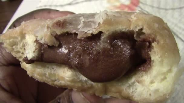 Schokoladengefüllter Donut - Filmmaterial, Video