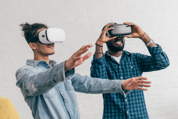 jeunes amis masculins utilisant des casques de réalité virtuelle
 - Photo, image