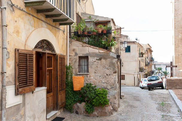 Calle estrecha en el casco antiguo de Cefalu en Sicilia, Italia
 - Foto, imagen