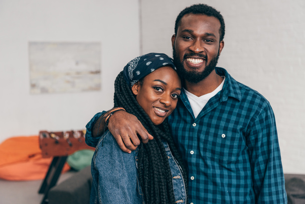 portrait de jeune couple souriant afro-américain
  - Photo, image