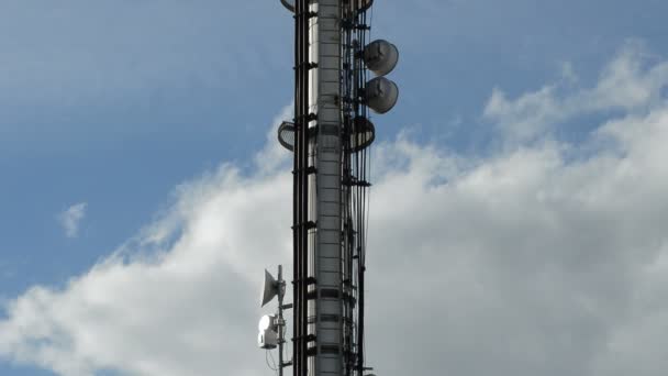 Torre de antena de telecomunicações com céu com nuvens
 - Filmagem, Vídeo