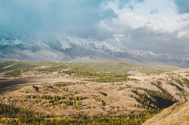 Прекрасный вид на снежные вершины гор. Красочная горная долина со скалами
. - Фото, изображение