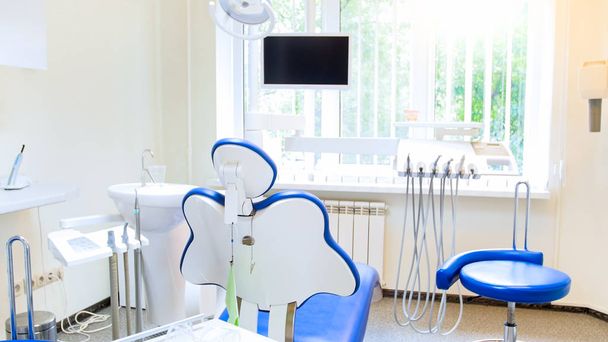 Équipement et instrument modernes en clinique dentaire
 - Photo, image