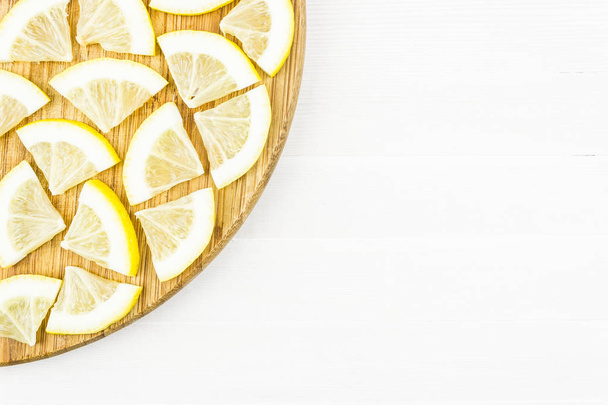 Fatia de limão em uma mesa branca. Espaço de cópia para texto
 - Foto, Imagem